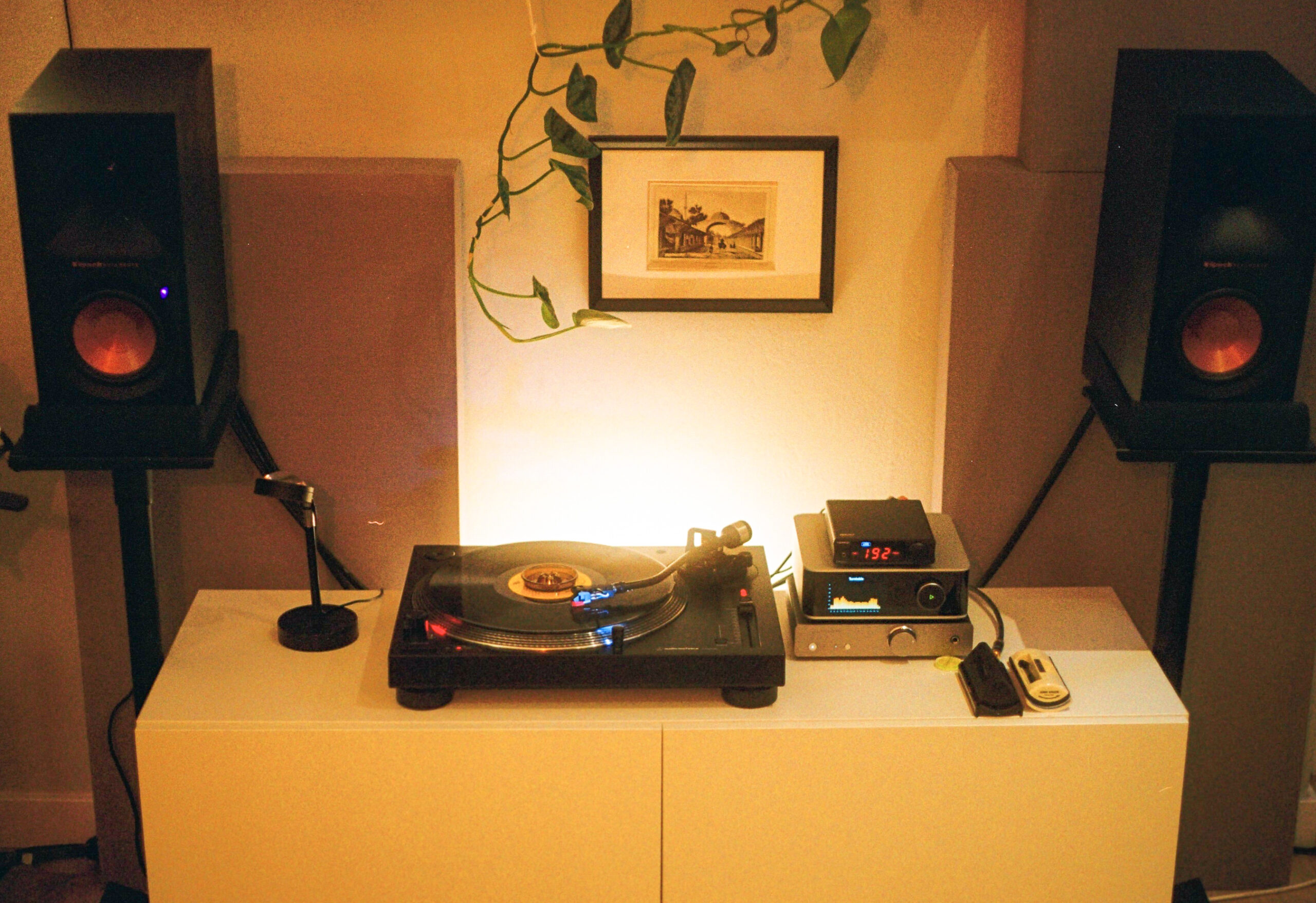 turntable with preamp and alternative monitoring